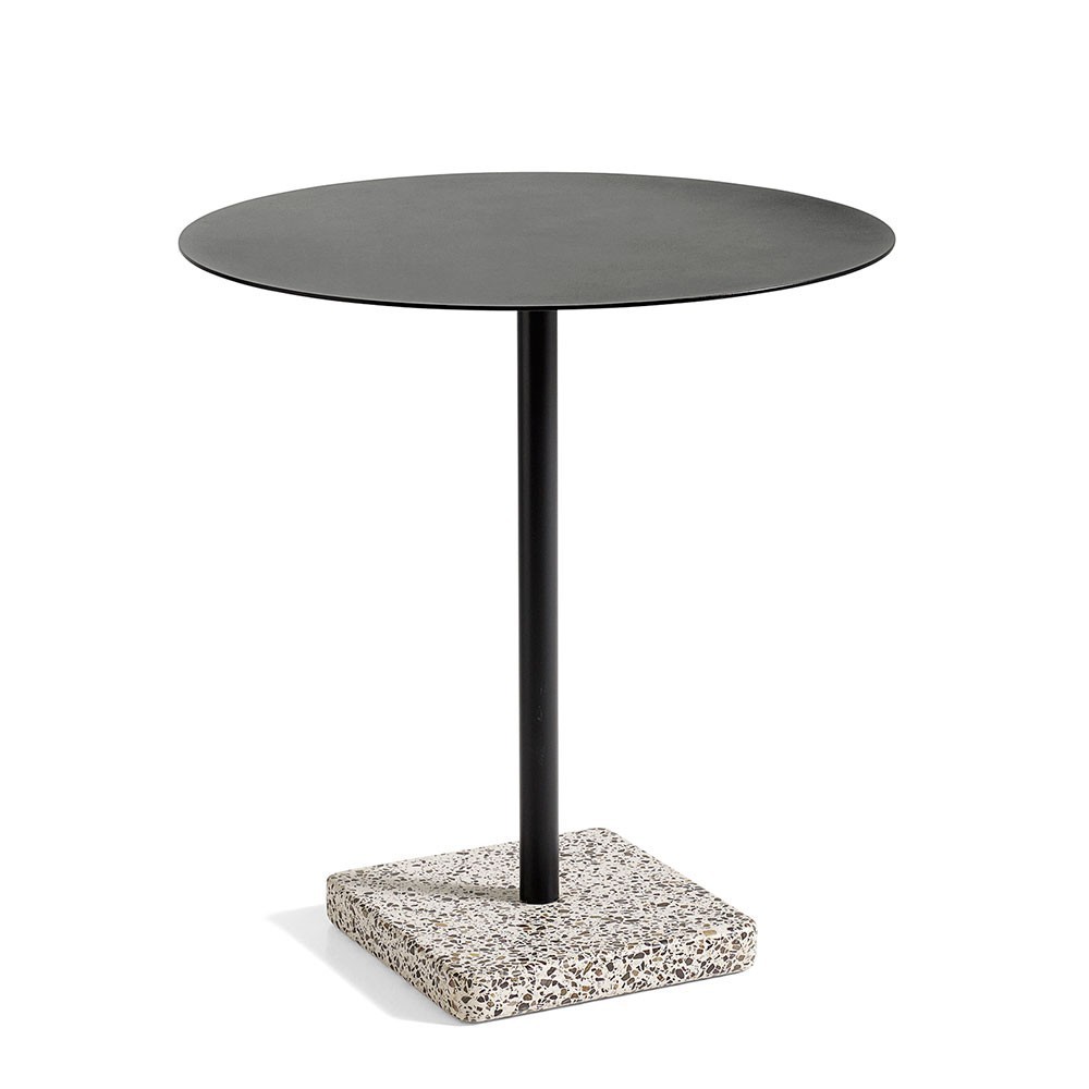 Mesa para exteriores Terrazzo de Hay ideal para bares o espacios abiertos modernos.