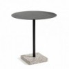 Mesa para exteriores Terrazzo de Hay ideal para bares o espacios abiertos modernos.
