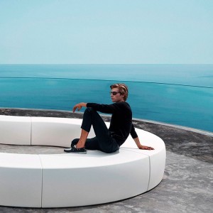 And Banco de Vondom con asiento opcional para jardín