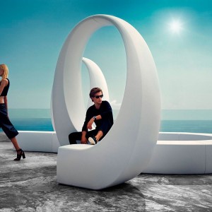 Banco And espiral modular de Vondom, con forma de l.