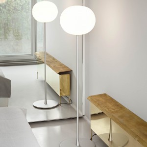 Lámpara pie Glo-Ball F de Flos. Lampara decoración elegante.