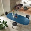 Mesa con cantos redondeados Coral Beach de Fiam. Mesas de vidrio para comedor y salón.