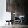Reposapiés E016 Embrace en piel de diseño moderno de Carl Hansen and Son.