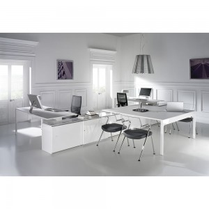 Mesa ejecutiva de oficina perfil bajo moderna con armarios metálicos de Ofifran ofrece grandes acabados y elegancia.