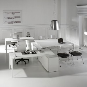 Mesa ejecutiva de oficina perfil bajo moderna con armarios metálicos de Ofifran ofrece grandes acabados y elegancia.