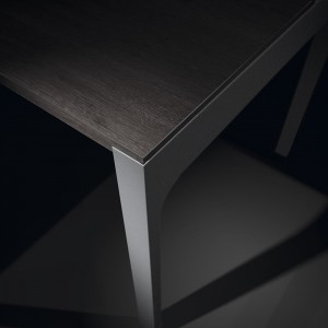 Mesa de oficina ejecutiva de perfil  alto moderna de melamina con cajón y archivador de ofifran.
