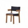 Silla para comedor Band exterior con brazos en madera teca de Kettal.