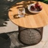 Mesa auxiliar Ø48 exteriores con base en aluminio de la colección Mesh de Kettal.