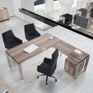 Mesa de oficina ejecutiva con diseño rectangular elaborada en base de metal y madera de Ofifran