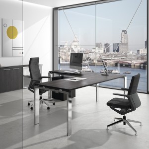 Mesa de oficina ejecutiva con diseño rectangular elaborada en base de metal y madera de Ofifran
