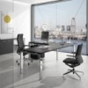 Mesa de oficina ejecutiva con diseño rectangular elaborada en base de metal y madera de Ofifran