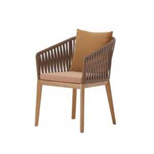 Silla de comedor exterior con pies de teca brazos Bela Rope colección Bitta de Kettal.