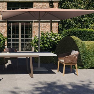 Silla de comedor exterior con pies de teca brazos Bela Rope colección Bitta de Kettal.