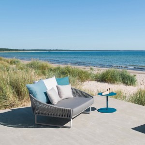 Cama Daybed exterior con pies de aluminio y tapizado Bela Rope colección Bitta de Kettal.