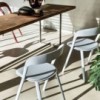 Silla Pila Tapizada de Magis. Silla apilable de madera de diseño elegante.