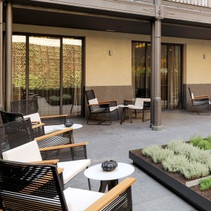 Sillón Club exterior pies en aluminio y apoya brazos teca, colección Landscape de Kettal.