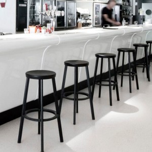 Taburete alto Déjà-vu de Magis. Moderno taburete de aluminio para terraza bar.