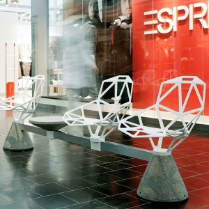 Banco Chair_One Public Seating System 1 Magis ideal para jardín y terraza.