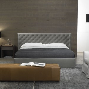 Cama moderna tapizada Valeria de Casadesús con detalles en capitoné