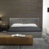 Cama moderna tapizada Valeria de Casadesús con detalles en capitoné