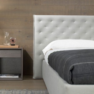 Cama moderna tapizada Valeria de Casadesús con detalles en capitoné