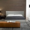 Cama moderna tapizada Valeria de Casadesús con detalles en capitoné