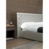 Cama moderna tapizada Valeria de Casadesús con detalles en capitoné