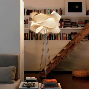 Lámpara de pie Link de Luzifer. Lámpara realizada en pantalla de madera con forma de Möbius.