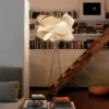 Lámpara de pie Link de Luzifer. Lámpara realizada en pantalla de madera con forma de Möbius.