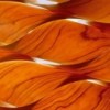 Lámpara de pie Link de Luzifer. Lámpara realizada en pantalla de madera con forma de Möbius.