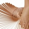 Lámpara suspensión Mikado de Luzifer. Elaborada tiras chapas de madera de forma caótica y armoniosa al mismo tiempo.