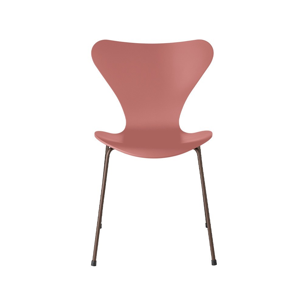 Silla Series 7 lacado de Fritz Hansen con un diseño versatil y moderno.