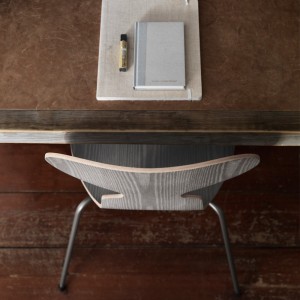 Silla ANT 3 patas fresno coloreado. Fritz Hansen con un diseño moderno de alta calidad.