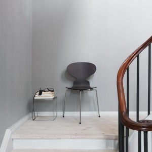 Silla ANT 3 patas fresno coloreado. Fritz Hansen con un diseño moderno de alta calidad.