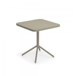 Mesa Cuadrada Plegable Grace diseñada para espacios exteriores Emu.