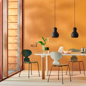 Silla ANT 4 patas fresno coloreado. Fritz Hansen con un diseño moderno de alta calidad.