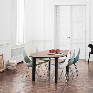 Silla carcasa plástica Drop. Fritz Hansen con acabados elegantes de alta calidad.