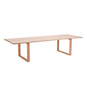 Mesa Essay. Fritz Hansen con un acabado moderno de alto lujo.