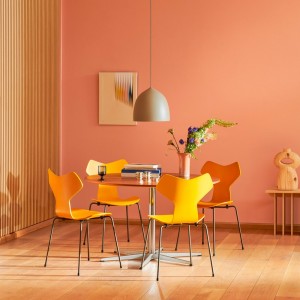 Silla Grand Prix fresno color. Fritz Hansen con acabados modernos de alto lujo.