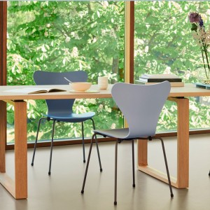 Silla Series 7 lacado de Fritz Hansen con un diseño versatil y moderno.