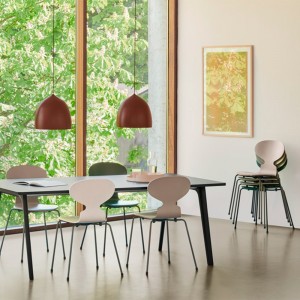 Silla ANT 4 patas fresno coloreado. Fritz Hansen con un diseño moderno de alta calidad.