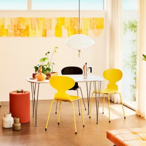 Silla ANT 4 patas fresno coloreado. Fritz Hansen con un diseño moderno de alta calidad.