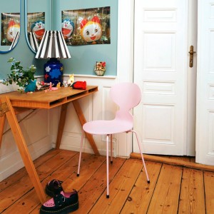 Silla ANT 4 patas fresno coloreado. Fritz Hansen con un diseño moderno de alta calidad.