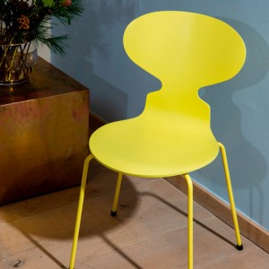 Silla ANT 4 patas fresno coloreado. Fritz Hansen con un diseño moderno de alta calidad.