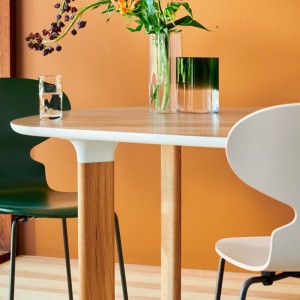 Silla ANT 4 patas fresno coloreado. Fritz Hansen con un diseño moderno de alta calidad.