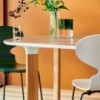 Silla ANT 4 patas fresno coloreado. Fritz Hansen con un diseño moderno de alta calidad.