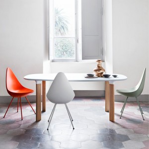 Silla carcasa plástica Drop. Fritz Hansen con acabados elegantes de alta calidad.