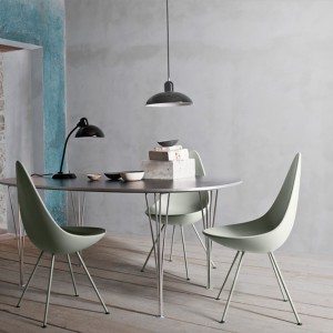 Silla carcasa plástica Drop. Fritz Hansen con acabados elegantes de alta calidad.