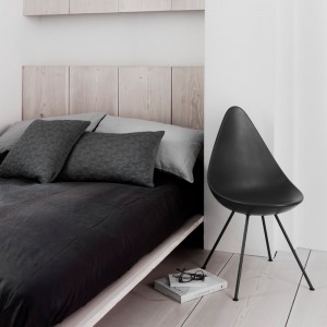 Silla carcasa plástica Drop. Fritz Hansen con acabados elegantes de alta calidad.