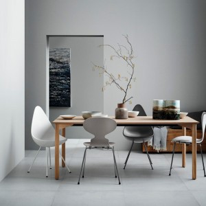 Silla carcasa plástica Drop. Fritz Hansen con acabados elegantes de alta calidad.